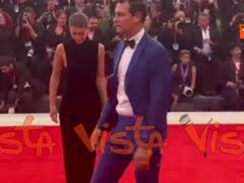 Venezia 82, Natalia Paragoni sfila sul red carpet di Bugonia con un abito total black in velluto