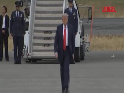 Trump e Putin atterrano in Alaska: stretta di mano in pista e poi via, sulla stessa auto