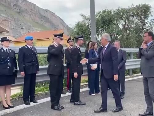 Deposta una corona di alloro davanti alla Stele di Capaci