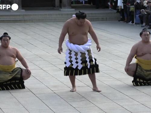 Tokyo, la folla accoglie il nuovo grande campione di sumo