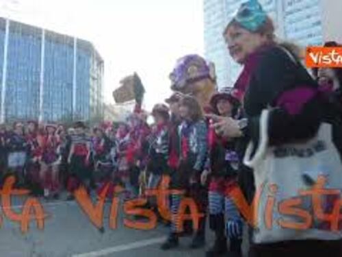 8 Marzo, al corteo trasfemminista di Milano la rivisitazione di "Ballo Ballo" di Raffaella Carrà