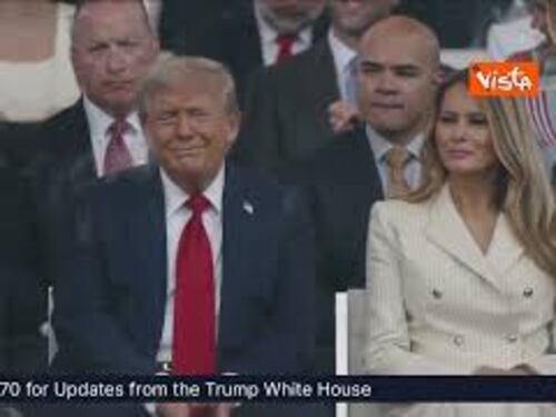 Soldati in costumi d'epoca sfilano a parata militare di Washington