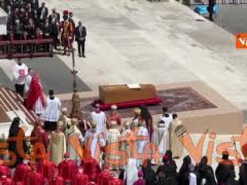 Funerali Papa Francesco, vento sfoglia pagine del Vangelo come era successo per Giovanni Paolo II