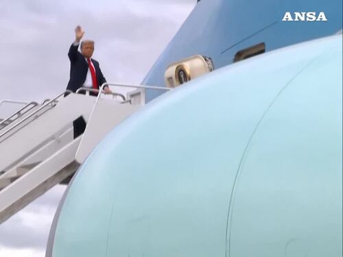 Alaska, Trump lascia la base militare statunitense dopo il vertice con Putin