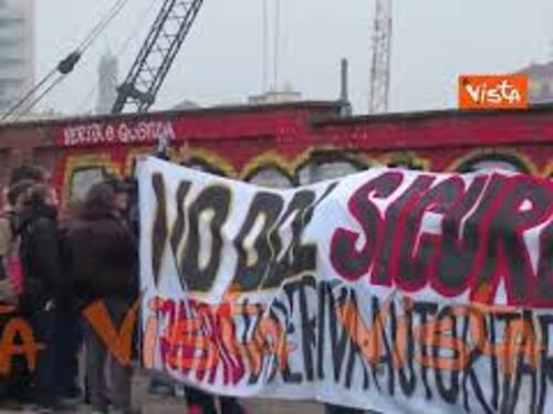 "Verità e giustizia per Ramy", la scritta sul muro al corteo di Milano contro il ddl sicurezza