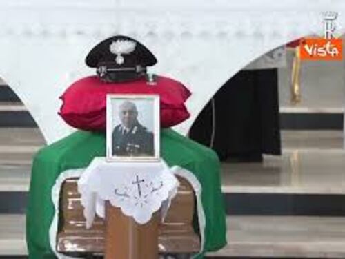 Mattarella e Crosetto ai funerali del brigadiere Legrottaglie, l'inchino davanti al feretro
