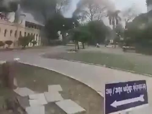 Incendio e crolli all'università di Mandalay dopo il terremoto