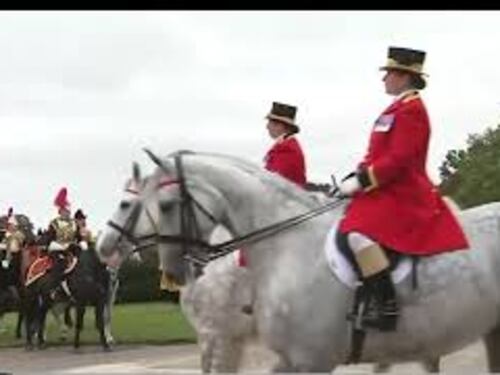Trump arriva al Castello di Windsor a bordo di una carrozza trainata da cavalli bianchi