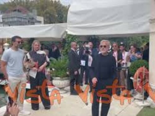 "Buongiorno", Christoph Waltz saluta i fotografi al suo arrivo al Lido per Venezia 82