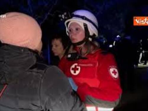 Guerra Ucraina, attacco con droni russi su Odessa, due morti. I soccorsi tra le macerie