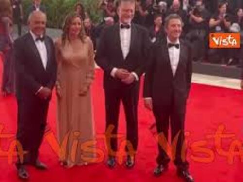 Venezia 82, il Ministro Giuli sfila sul red carpet della Mostra del Cinema