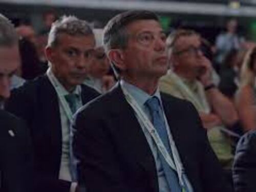 Meloni al Congresso Cisl, per la premier in dono un mazzo di fiori