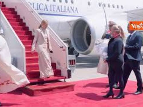 Un mazzo di fiori per Meloni al suo arrivo a Tunisi per l'incontro con il Presidente Saied