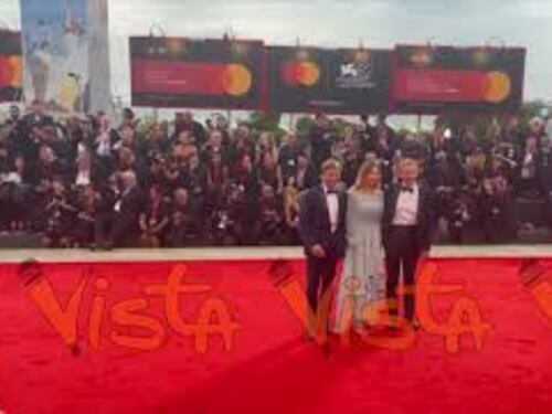 Venezia 82, Giorgio Pasotti con la moglie Claudia Tosoni sfilano sul red carpet