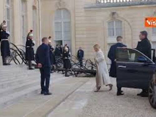 Meloni a Parigi per vertice informale sull'Ucraina, accolta all'Eliseo da Macron
