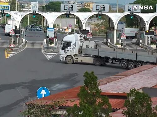 Senza patente guida un camion e fugge contromano. Inseguimento mozzafiato
