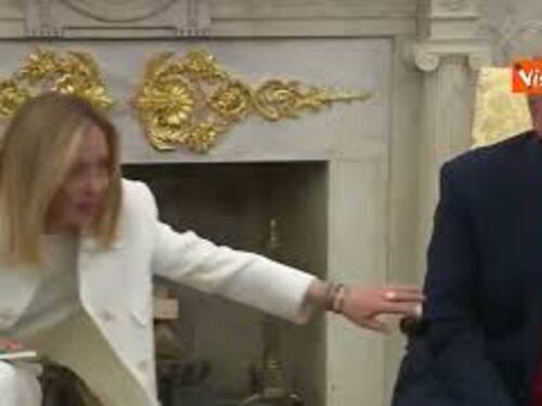 Meloni indica a Trump il direttore di Vista e scherza: “Lui è il peggio”