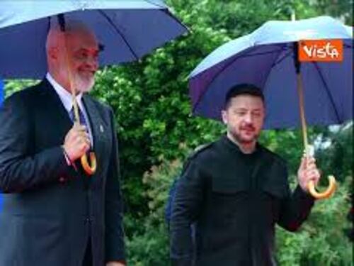 Zelensky arriva al vertice Cpe di Tirana. Ad accoglierlo Edi Rama