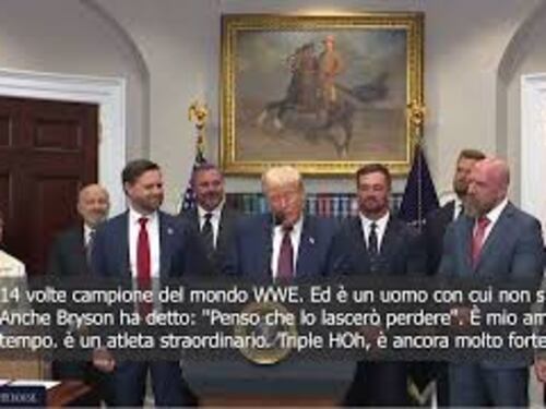 Trump tocca il braccio del campione WWE Triple H e scherza: "Sei ancora molto forte"