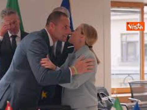 Meloni in abito celeste alla prima giornata del Consiglio Europeo a Bruxelles