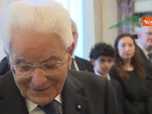 Papa Leone riceve Mattarella. Tra i doni libri, medaglione in bronzo e messaggio pace di Bergoglio