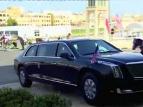 Trump in Qatar scortato dai cavalli e accolto dalla tradizionale danza delle spade