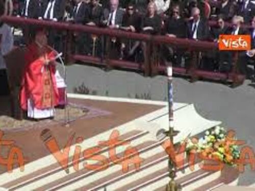 Funerali Papa Francesco, l'omelia del Cardinale Re: Ha scelto di donarsi fino all'ultimo giorno