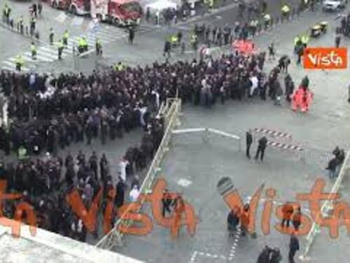 Funerali di Papa Francesco, lunghe file ai controlli per entrare in Piazza San Pietro
