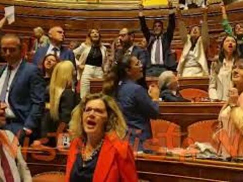 M5S protesta in Senato contro la riforma della giustizia con cartelli con Falcone e Borsellino
