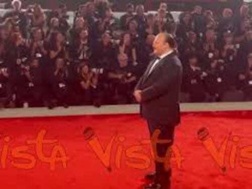 Venezia 82, Stavros Halkias sul red carpet del film Bugonia