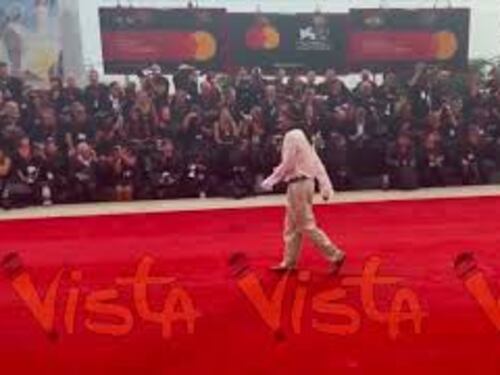 Venezia 82, look "piratesco" per Stefano Guerrera con bandana leopardata e infradito sul red carpet