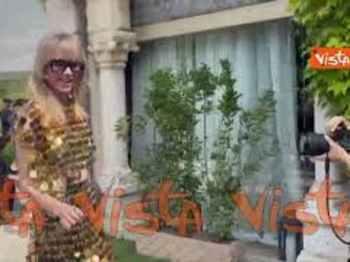 Venezia 82, Suki Waterhouse saluta i fotografi al Lido
