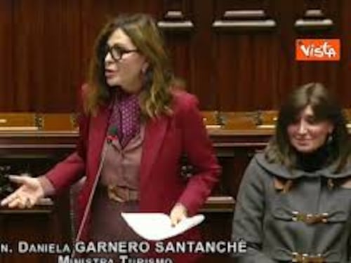 Santanché: "Io donna libera, porto i tacchi da 12, ci tengo a vestirmi bene. Sono una signora"