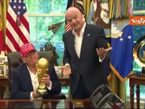 Mondiali 2026, Trump a fianco di Infantino solleva la coppa: "Posso tenerla?"