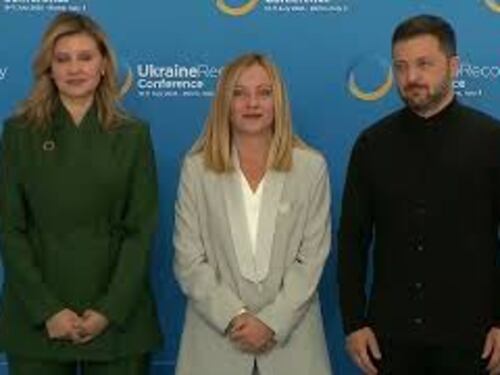 Meloni riceve Zelensky e la moglie Olena alla conferenza per la ricostruzione dell'Ucraina a Roma