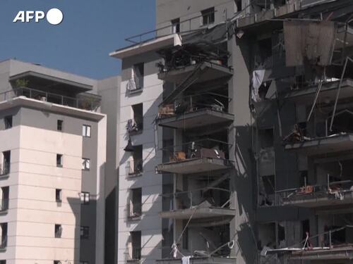 Missile contro Israele, tra le macerie a Beer Sheva: edifici e auto danneggiati, almeno 7 i feriti