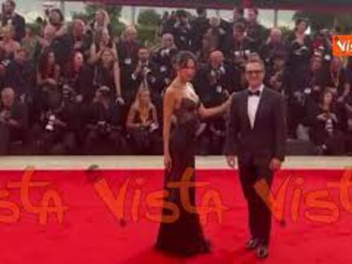 Venezia 82, Emi Renata Sakamoto sul red carpet con un abito sensualissimo in pizzo