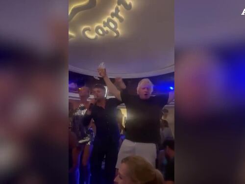 Capri, Boris Johnson scatenato canta in un locale