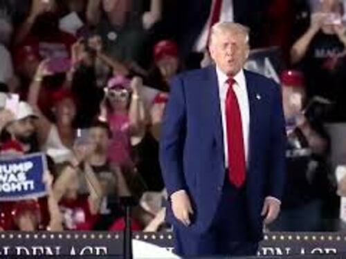 La Trump-dance sul palco del Michigan per celebrare i 100 giorni del suo Governo