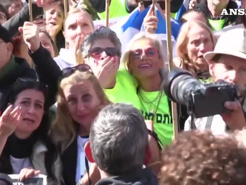 Liberati i tre ostaggi israeliani, esplode la gioia a Tel Aviv
