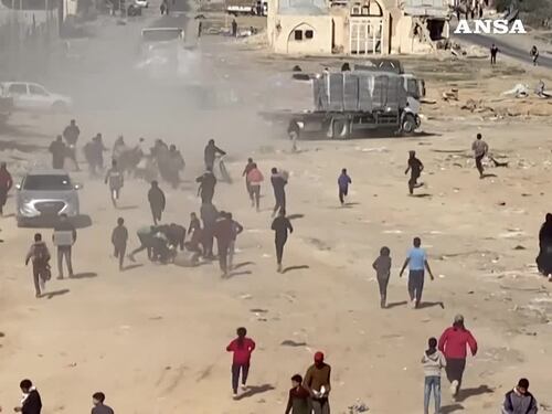 Gaza, gli abitanti di Rafah rincorrono i camion degli aiuti umanitari