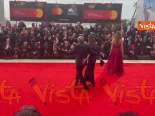 Venezia 82, il direttore della Mostra Alberto Barbera sul red carpet con la moglie Giulia Rosmarini