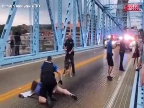 Usa, manifestanti picchiati dalla polizia a Cincinnati: le immagini delle aggressioni
