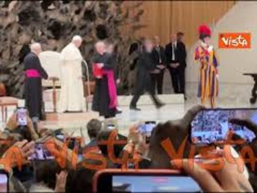 Il lungo applauso per Papa Leone XIV al suo arrivo all'incontro con la stampa internazionale