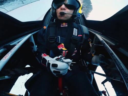 Kitzbuhel, il pilota di Red Bull Dario Costa percorre in aereo la Streif