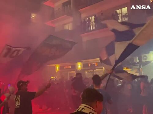 Napoli, esultanza incontenibile dei tifosi al gol di Lukaku