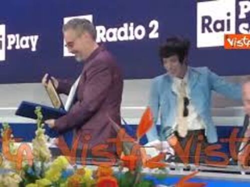 Lucio Corsi riceve il premio Mia Martini in sala stampa a Sanremo