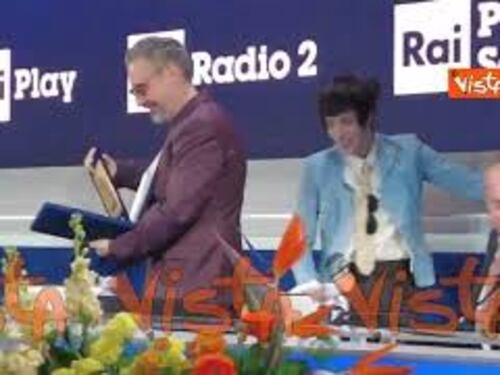 Brunori Sas riceve il premio Sergio Bardotti in sala stampa a Sanremo
