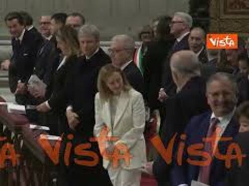 Giorgia Meloni in Vaticano per 20 anni da morte Papa Wojtyla, ecco lo scambio della pace alla Messa