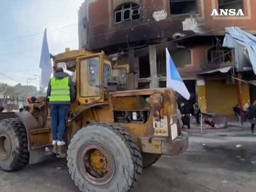 Tregua Israele-Hamas, a Gaza City si ripuliscono le strade